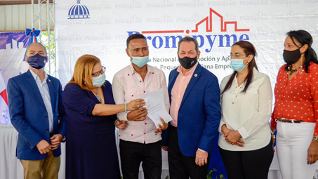 PROMIPYME llega a Peralta de Azua y entrega millones en prestamos a Mipymes textiles y cafetaleros